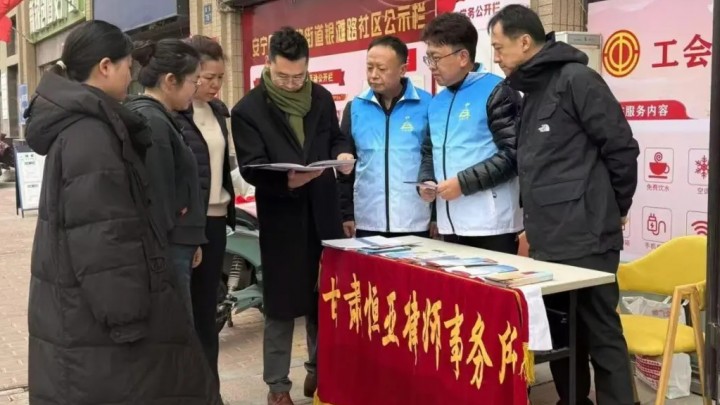 恒亚党支部走进社区开展雷锋日法律咨询活动